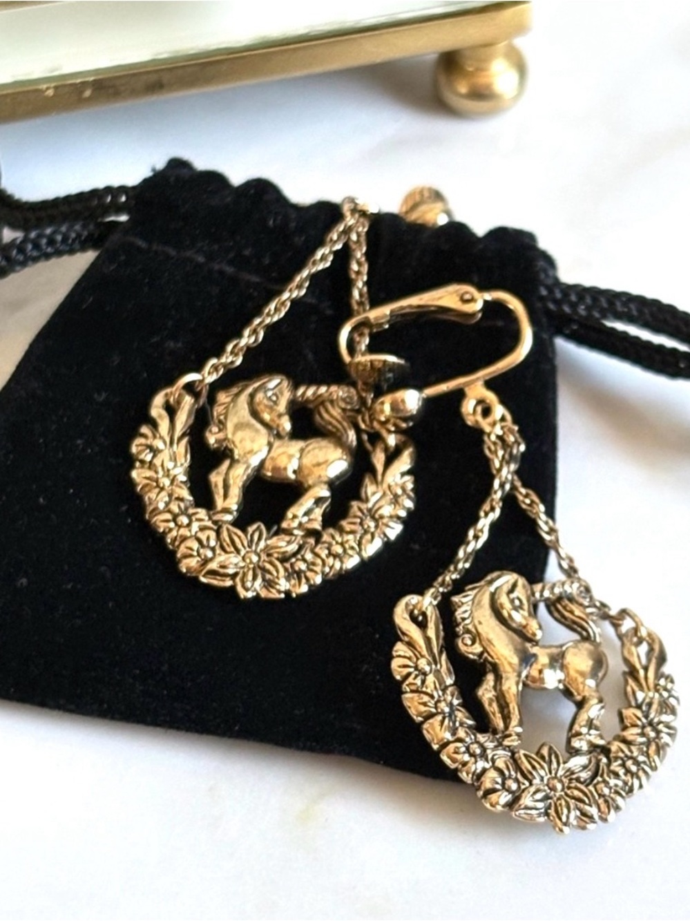 Vintage Avon 1994 Mystic Unicorn Floral Wreath Gold Clip Dangle Earrings Rare - Picture 6 of 9